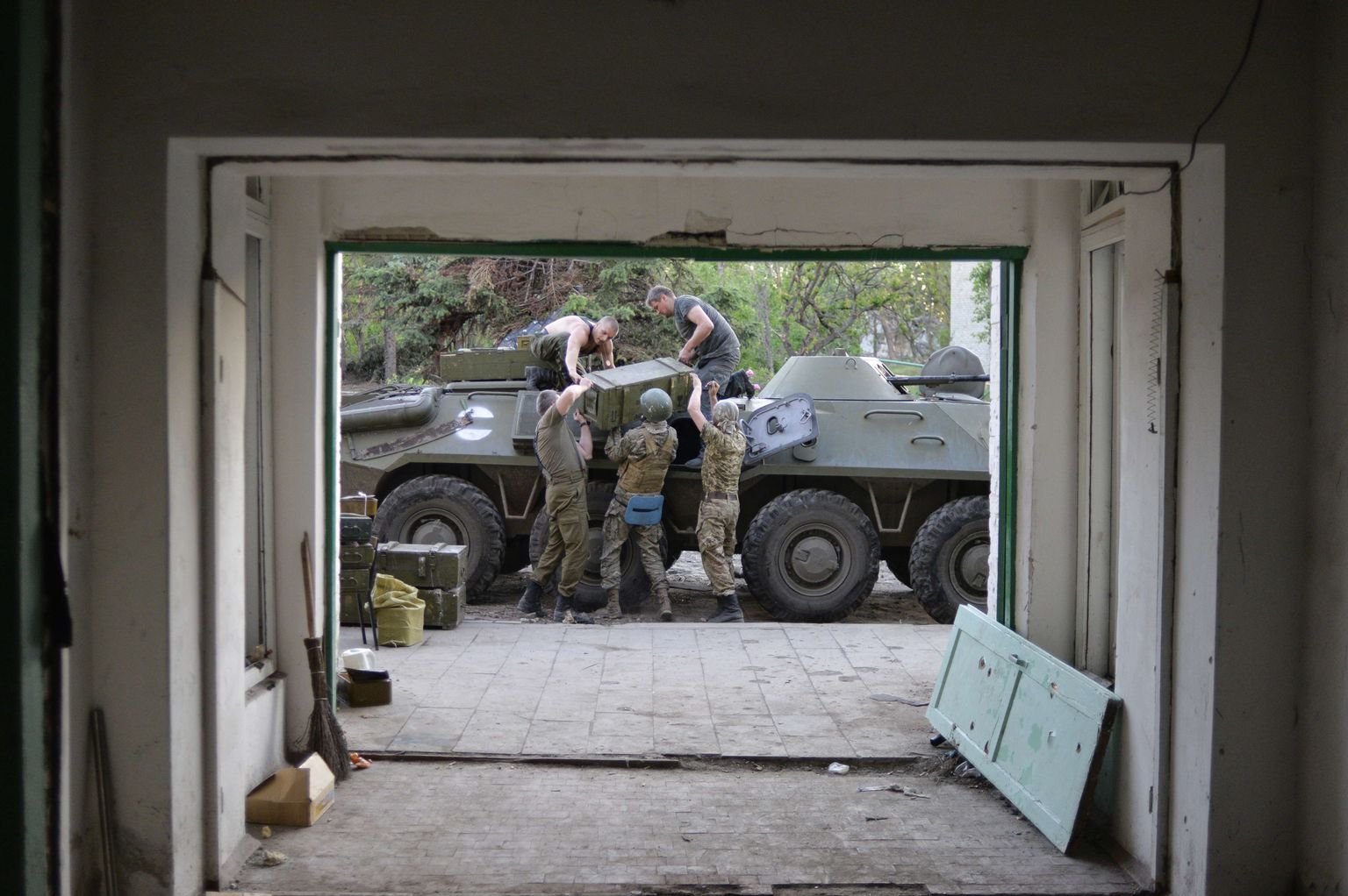 Ukraina vabatahtlike pataljoni Donbass liikmed Donetski oblastis Širokine külas.
