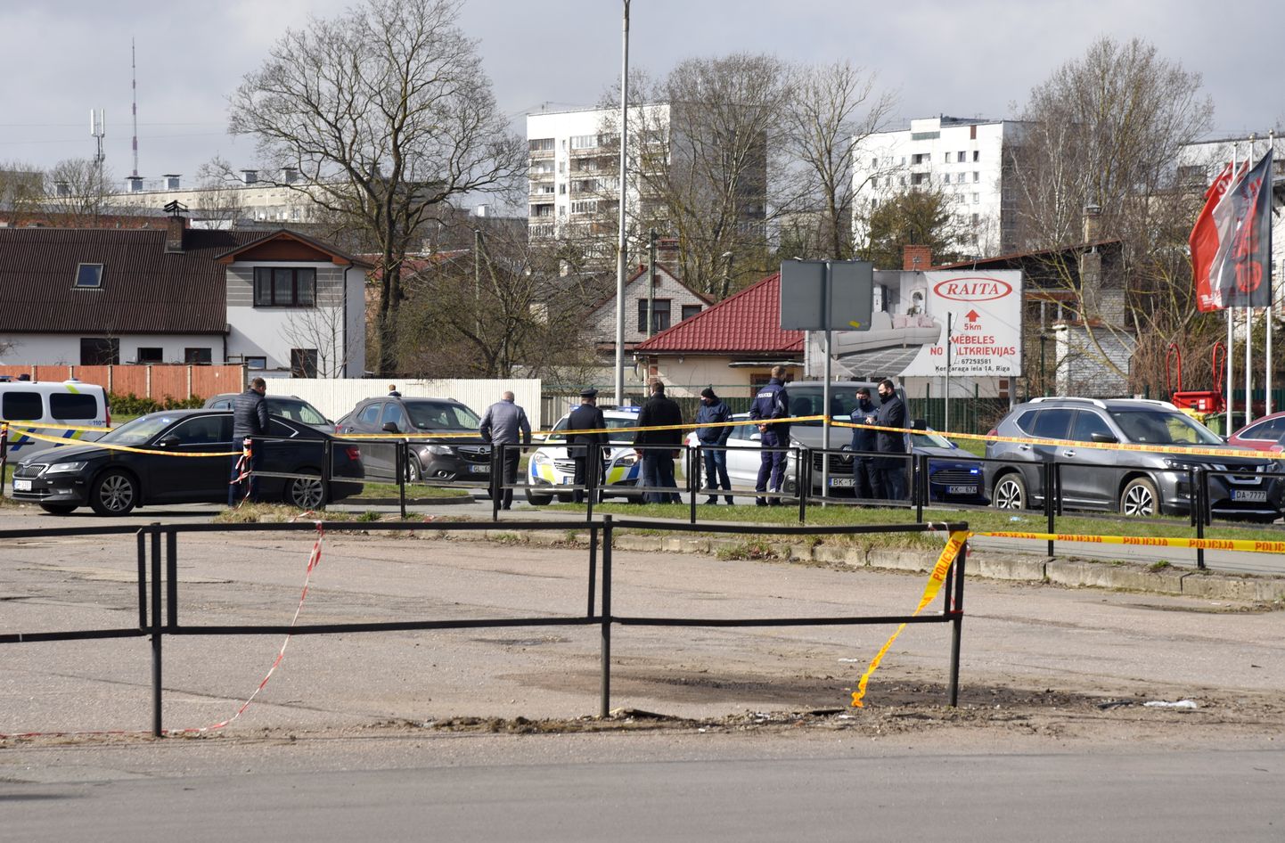Valsts policija norobežojusi teritoriju Purvciemā pie "Mēbeļu nama" un sporta kluba "Lemon Gym", kur trešdienas rītā nošauts cilvēks.