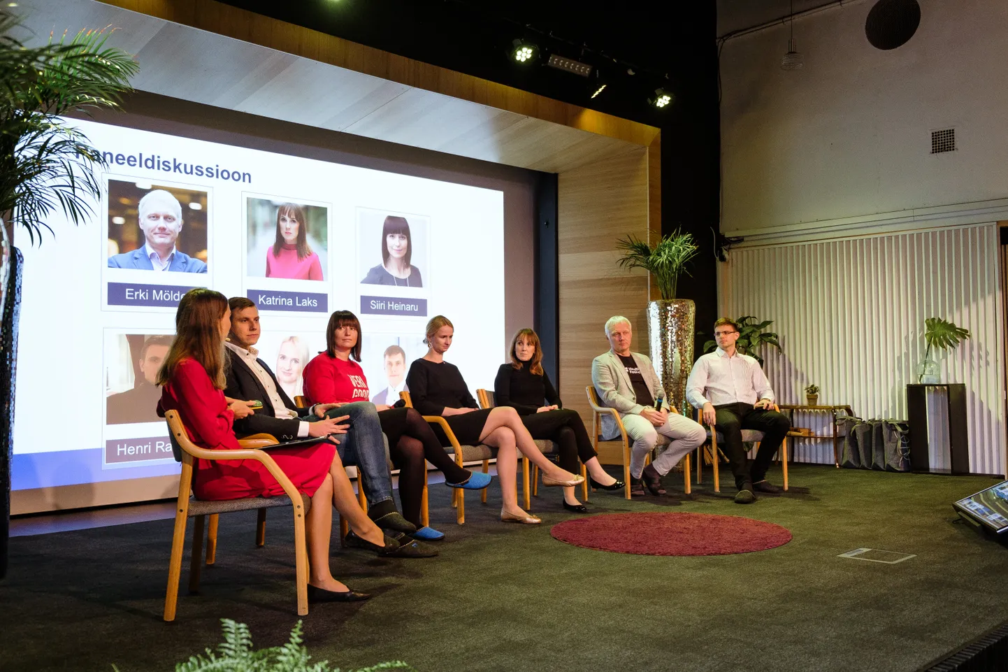 Jaarika Järviste (paneeli moderaator ja Tervisekassa arendusosakonna juhataja); Taavi Annus (upTIS projektijuht); Siiri Heinaru (PERH-i innovatsioonispetsialist); Liis Kruus (Tervisekassa arendusosakonna projektijuht); Katrina Laks (Migreventio tegevjuht ja kaasasutaja); Erki Mölder (innovatsioonikiirendi Health Founders asutaja); Henri Randla (Eesti Perearstide Selts).