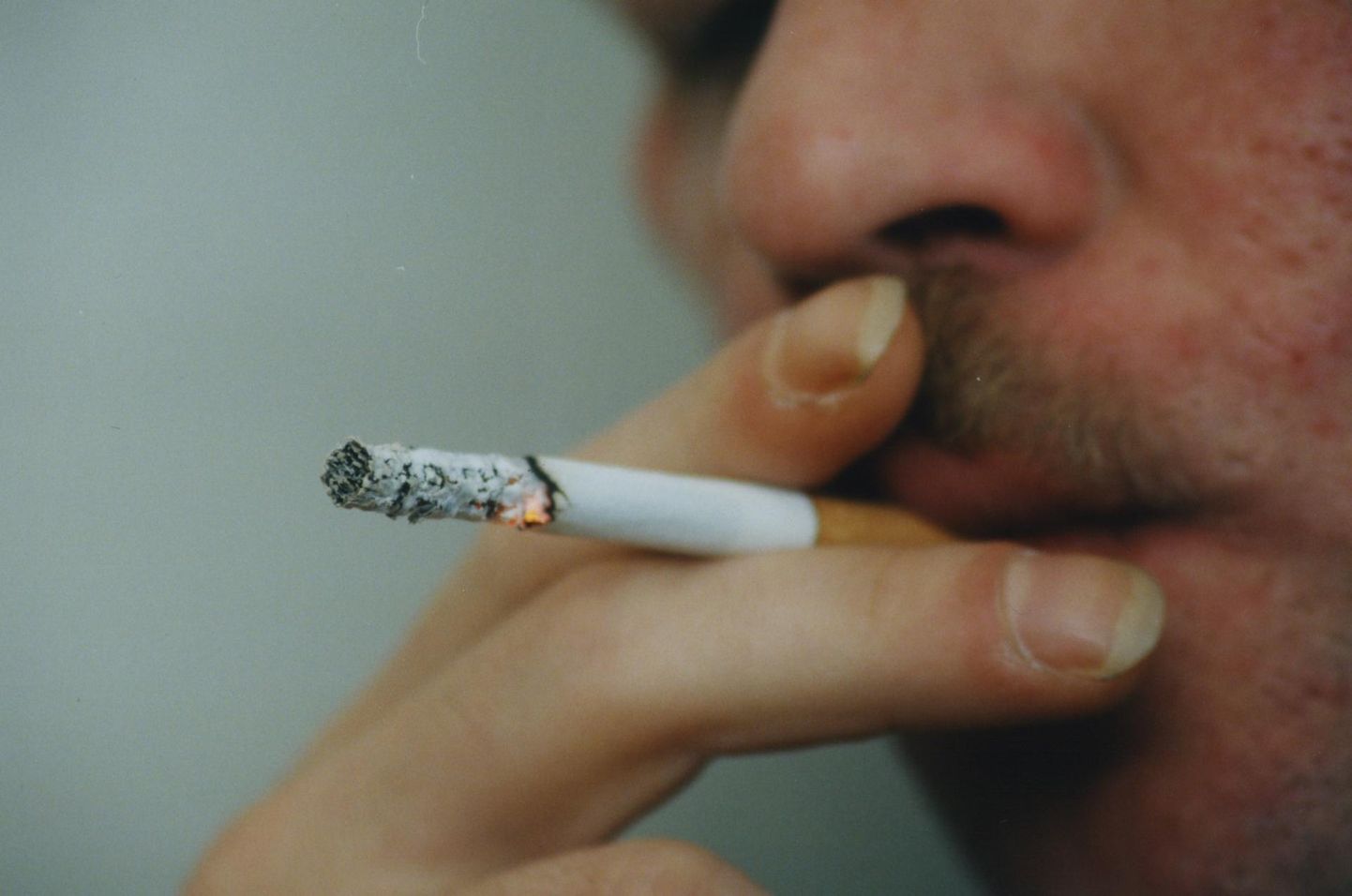 Tubaka suitsetamine on ülekaalukalt suurim kopsuvähi riskitegur. Võrreldes paari aastakümne tagusega on Eestis suitsetajate arv märgatavalt vähenenud.