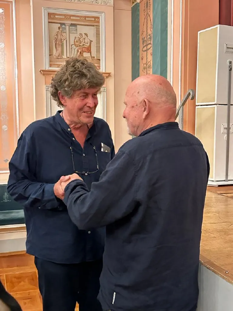 Filmas režisors Holgers Fogts ar savas filmas galveno varoni, komponistu Pēteri Vasku