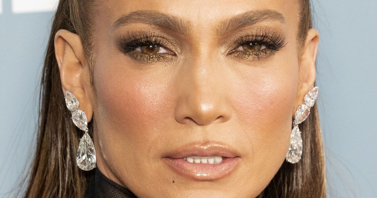 GOOD!  ⟩ Jennifer Lopez took to the red carpet without panties and delighted fans