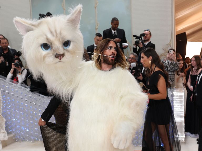 Джаред Лето, одетый как кошка Карла Лагерфельда Шупетт, позирует на Met Gala.