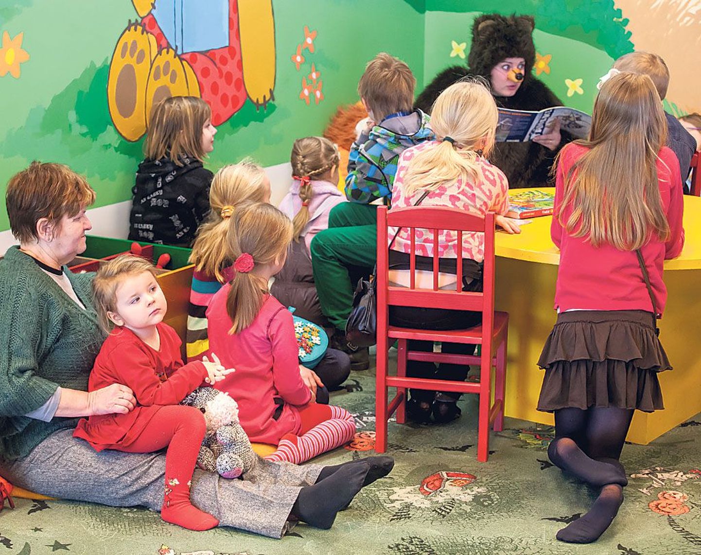 Triin Lepik vestis raamatukogu perepäeval lastele lugusid.