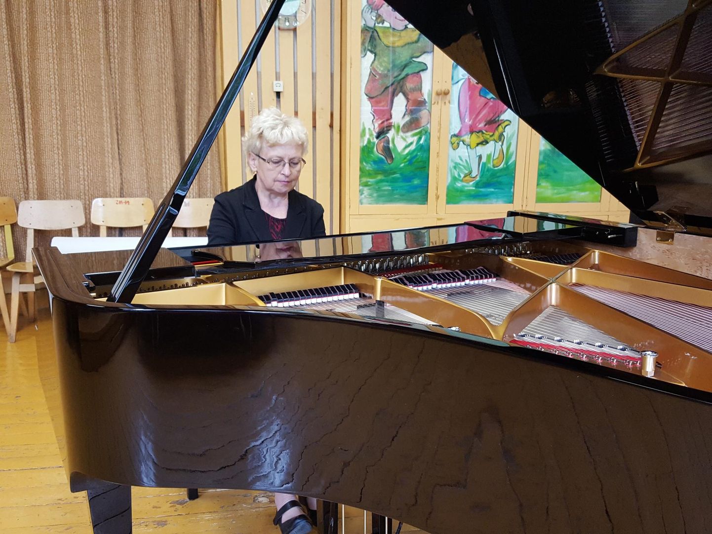 Tõrva muusikakooli direktor Thea Leitmaa kasutab võimalust uuel pillil mängida.