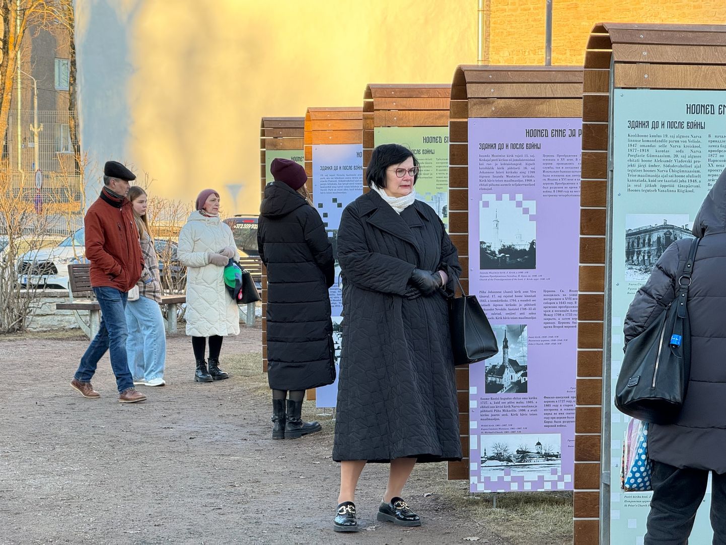 Выставка Нарвского музея "Нарва 44", посвященная мартовской бомбардировке города, открылась под открытым небом в Замковом парке.