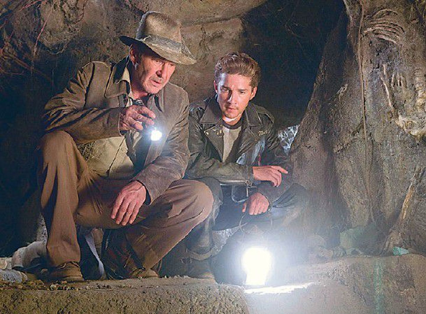 Harrison Ford (vasakul) Indiana Jonesi rollis ning Shia LaBeouf mässumeelse mootorrattanooruki Mutt Williamsina.