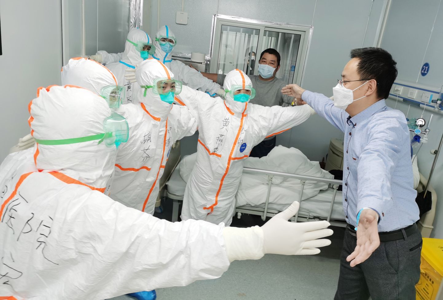 Tervenenud patsient tänab Wuhanis meditsiinitöötajaid.