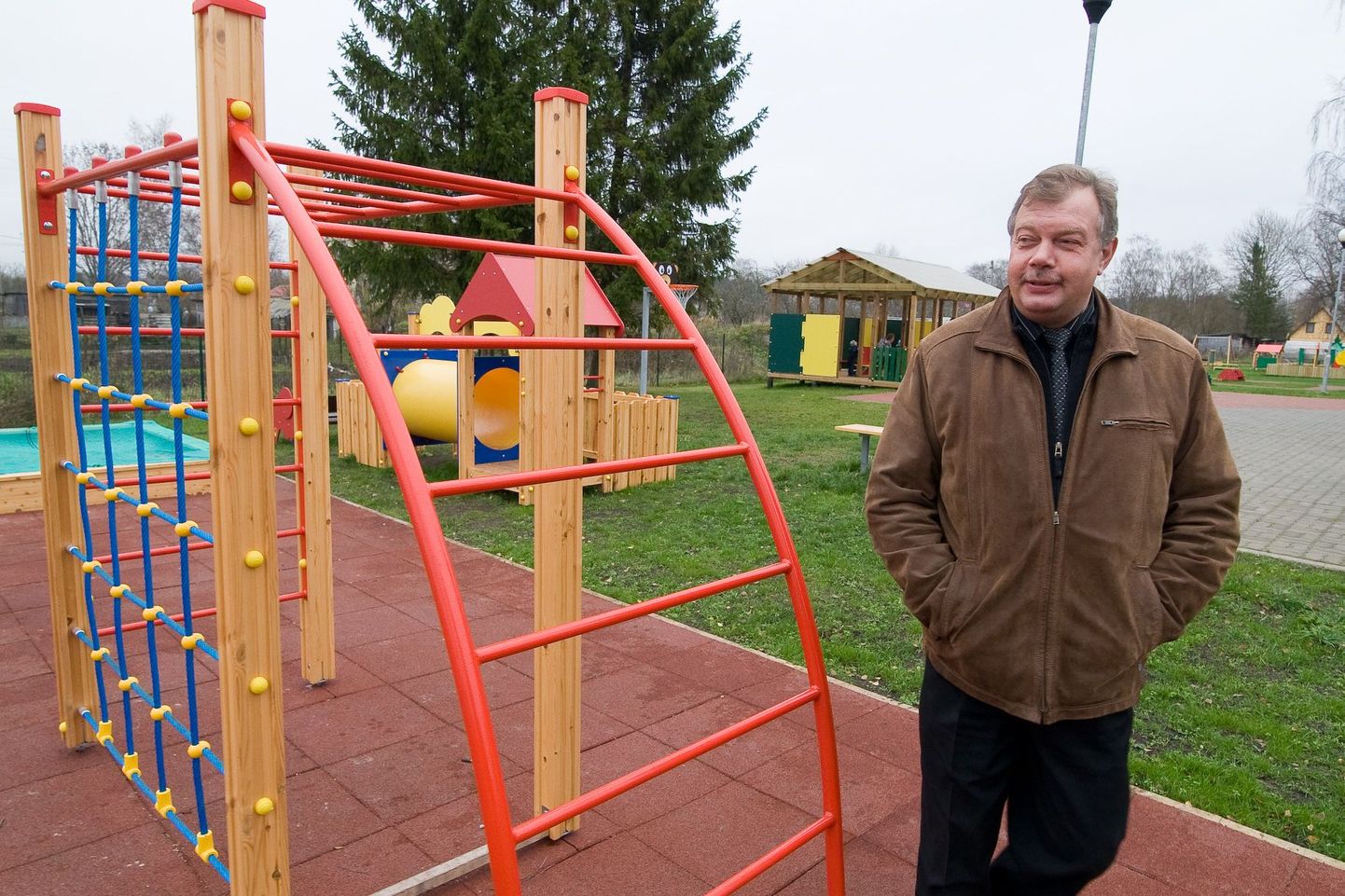 Помощник волостного старейшины Люганузеской волости Энно Мягар на игровой площадке в пюссиском детском саду.