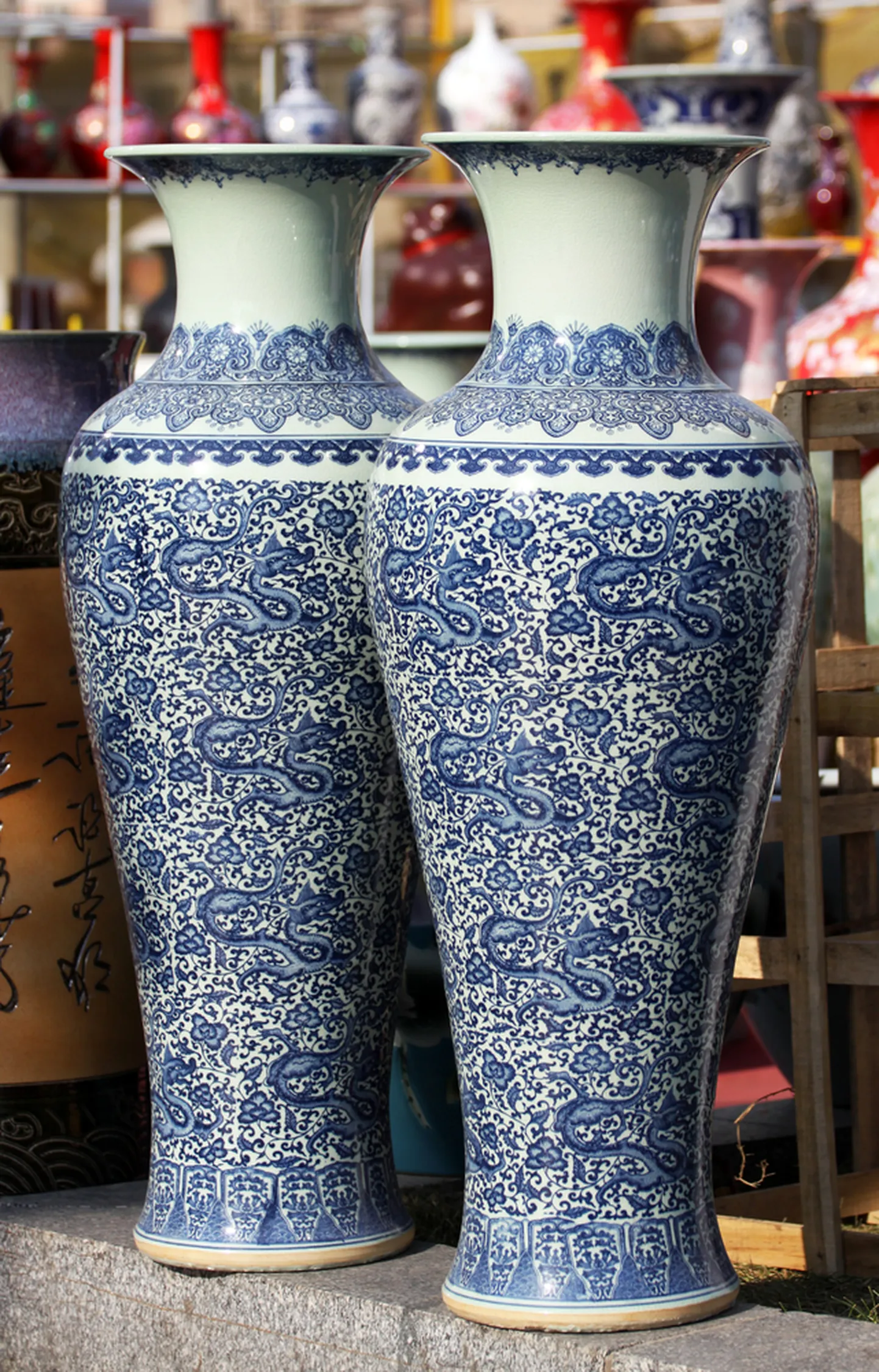Китайские фарфоровые вазы (иллюстративное фото).