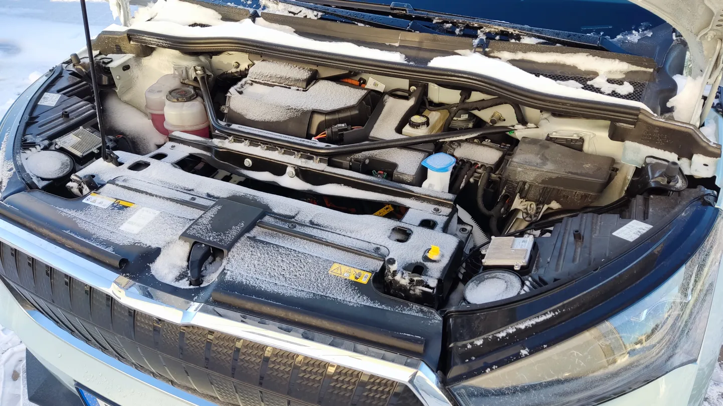KAPOTI ALL. Värskelt sõidust tulnud elektriauto Skoda Enyaq iv80 talvine kapotialune. "Sinise korgi taga ülal paremal on see kurja juur, mis möödunud nädalal üleriikliku paanika vallandas," ütleb Mark Muru.