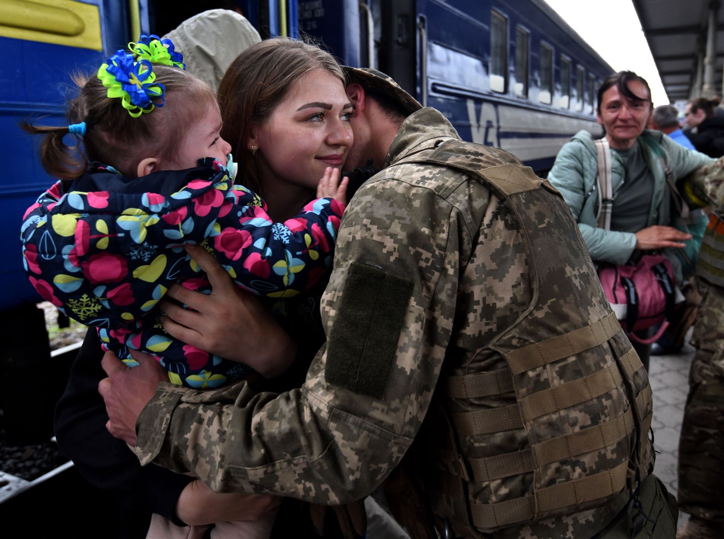 В конце мая на харьковском вокзале украинский военнослужащий Родион снова смог встретить свою жену Татьяну и годовалую дочь Полину, которые три месяца скрывались в Польше.