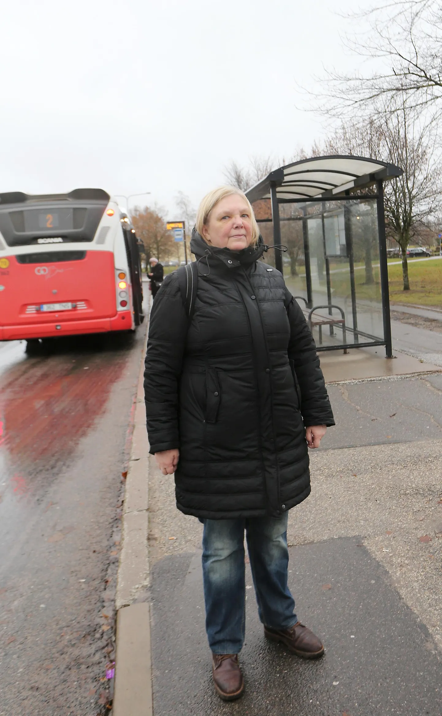 Ene Künnap on Annelinna gümnaasiumi peatusest bussi peale minekut üldiselt vältinud. Ülemöödunud laupäeval tegi ta erandi ning kukkus bussijuhi manöövri tõttu ja sai kõvasti viga.