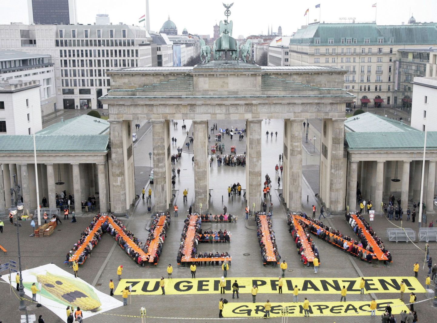 Greenpeace'i aktivistid Berliinis Brandenburgi väravate juures.