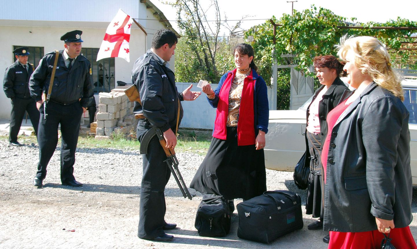 Gruusia politsei kontrollimas dokumente Eredvi külla naasvatel elanikel.