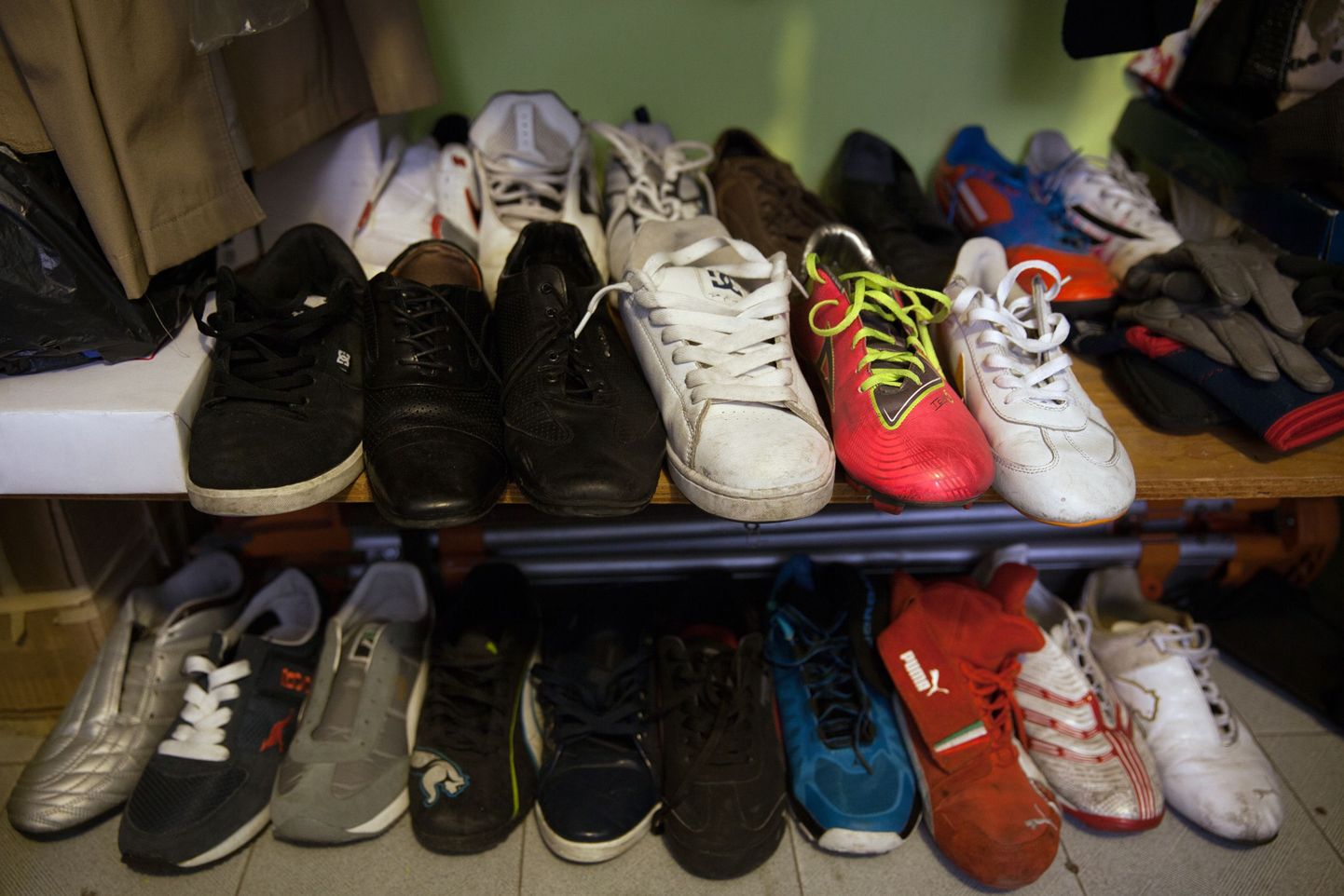Mehe kodust leiti tuhandeid kasutatud jalatseid.