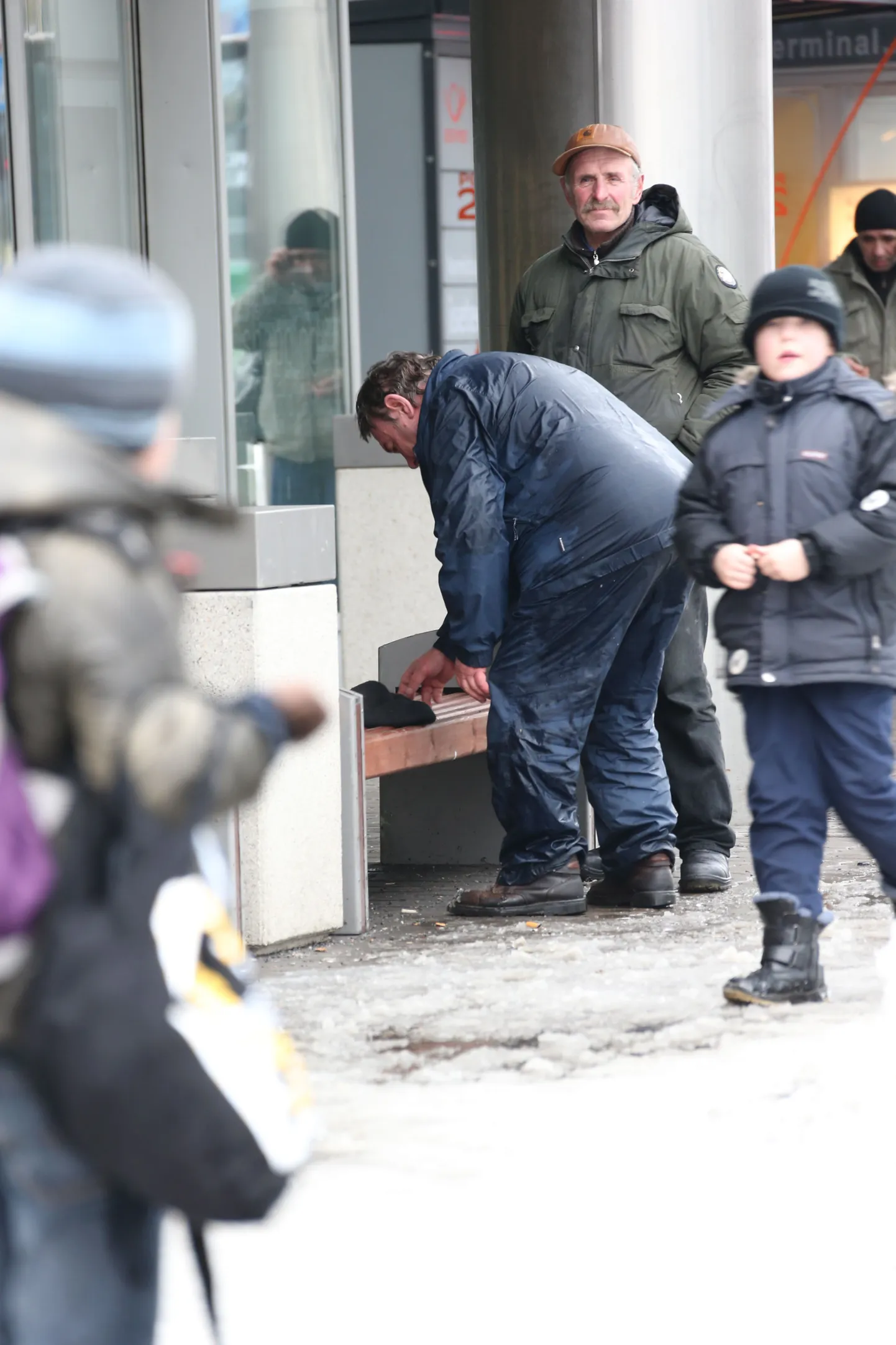 Kodutud elutsevad päevade kaupa Viru keskuses ja selle seinte ääres pinkidel. Purupurjus mehed vedelevad pinkidel ja maas.