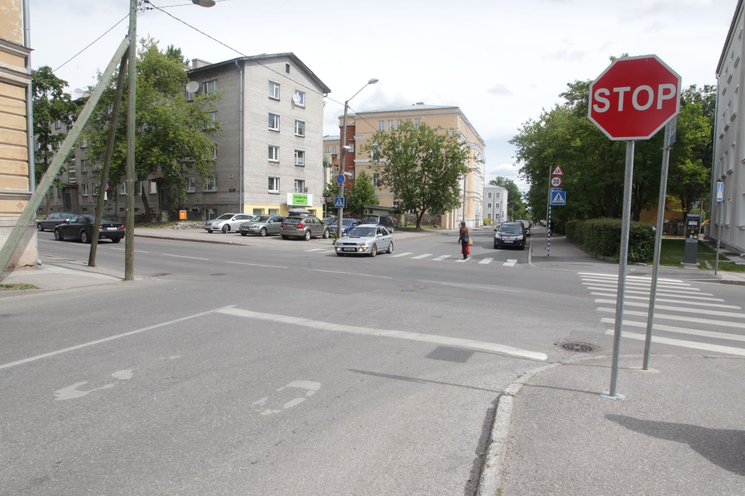Tartus Pepleri ja Vanemuise tänava nurgal lõi mees eile naisautojuhti näkku.
