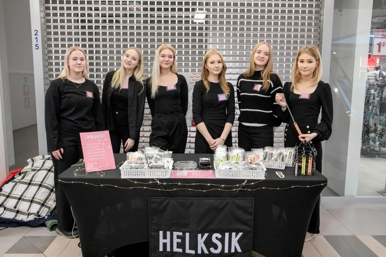 Õpilasfirma Helksik müüs edukalt helkivaid ripatseid.