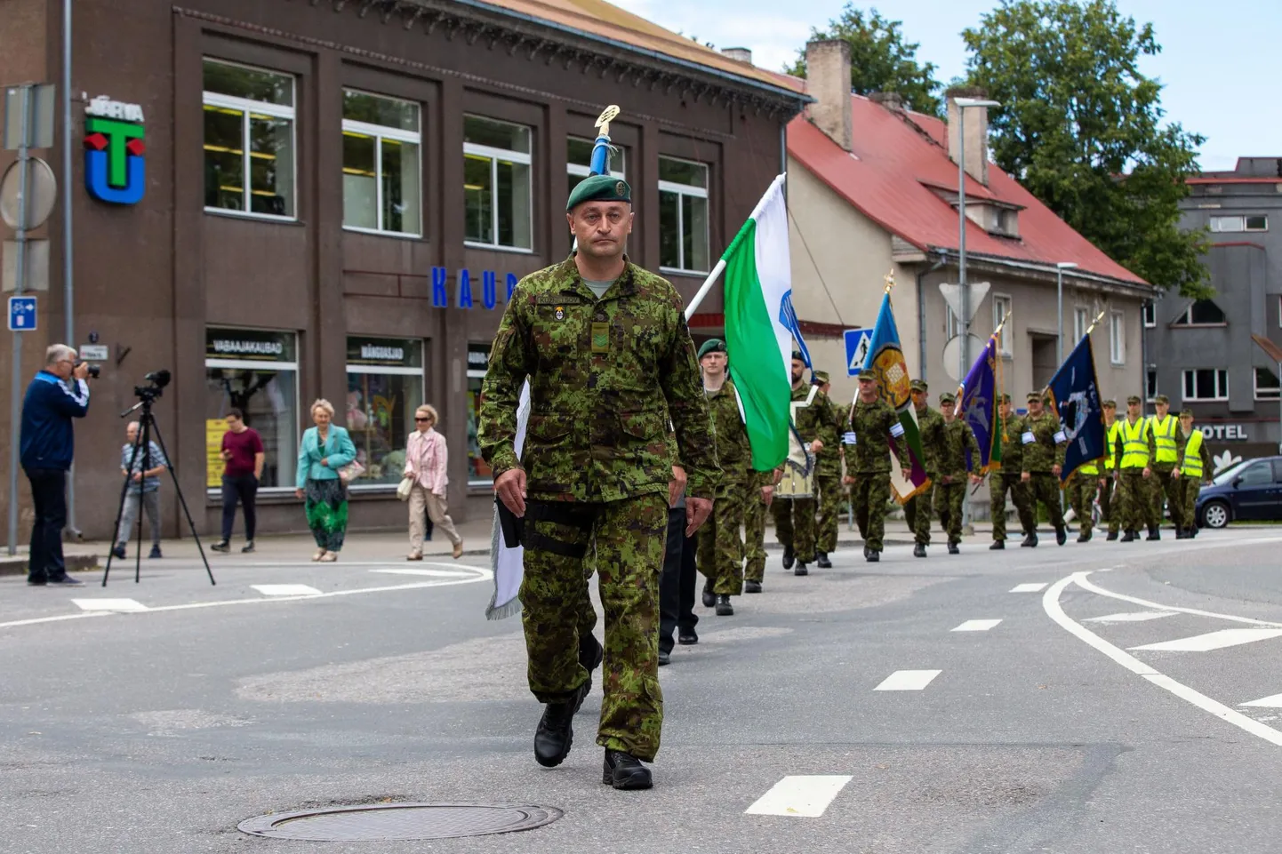 Liputoimkondade pidulik jalutuskäik Lembitu pargis asuvast muuseumist läbi Paide linna Vallimäele 2020. aastal.