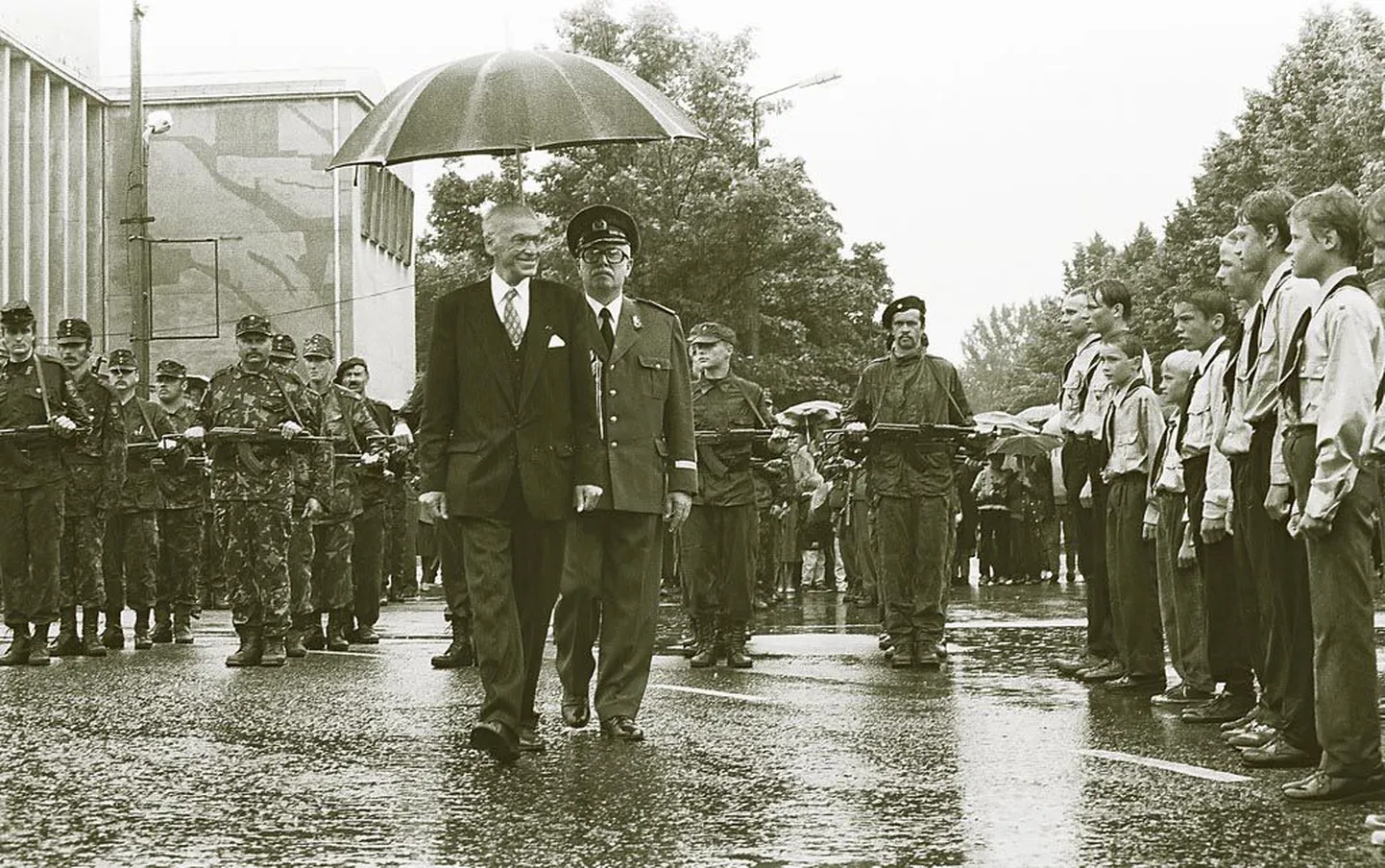 President Lennart Meri tervitas 1995. aastal Pärnu võidupüha paraadil osalenuid jahedal päeval taevast kallanud lausvihmas.
