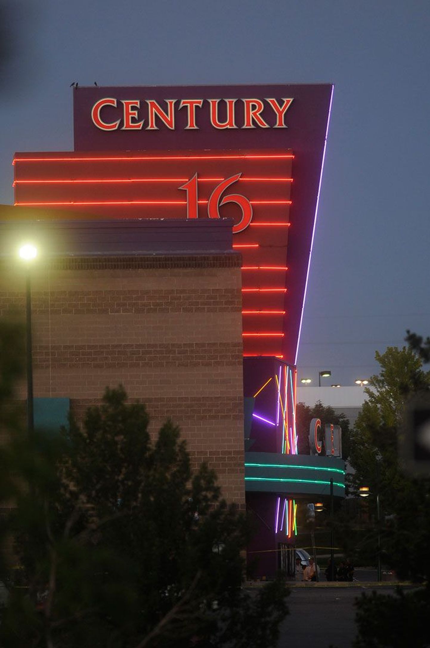 USAs Colorado osariigis Aurora linnas asuv kino, kus kohalik 24-aastane mees lasi maha 12 inimest.