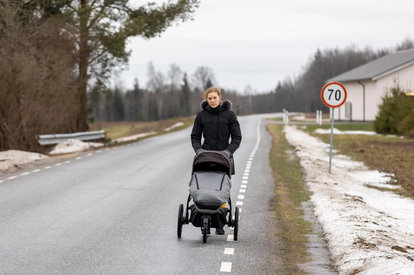 Kadri Salomets jalutab oma poja Karliga õues iga päev. Olude sunnil ka sõiduteel, mis on lumisel ajal eriti kitsas, kurviline ja valgustuseta.