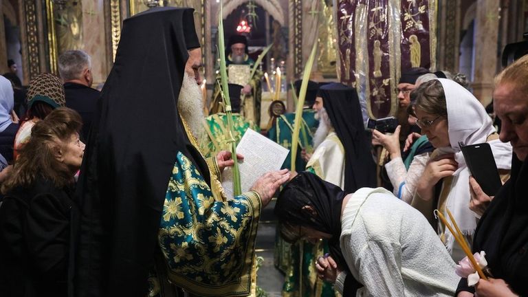 Православные монахи благословляют верующих