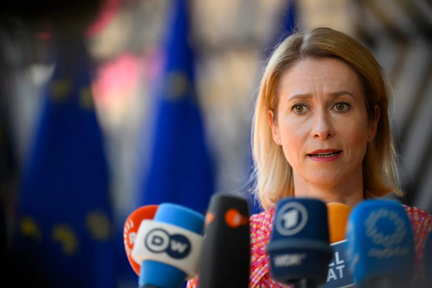 Euroopa Liidu välisasjade ja julgeolekupoliitika kõrge esindaja Kaja Kallas vastab ajakirjanike küsimustele saabudes Brüsselis ELi peakorteris 20. mail 2024 toimuvale kaitseministrite nõukogu kohtumisele. (Foto: JOHN THYS / AFP)