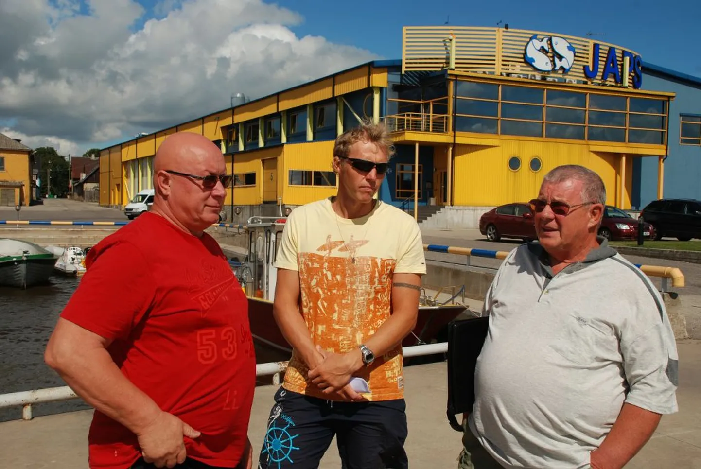 Kalatöötlusettevõtte Japs juhataja (vasakult) Arved Soovik ja kutselised kalurid Tarmo Luks ja Urmas Margus leiavad, et linnamere jagamise üle vaidlemise asemel tuleb kaluritel ja purjesportlastel kokku leppida ja koostööd teha.