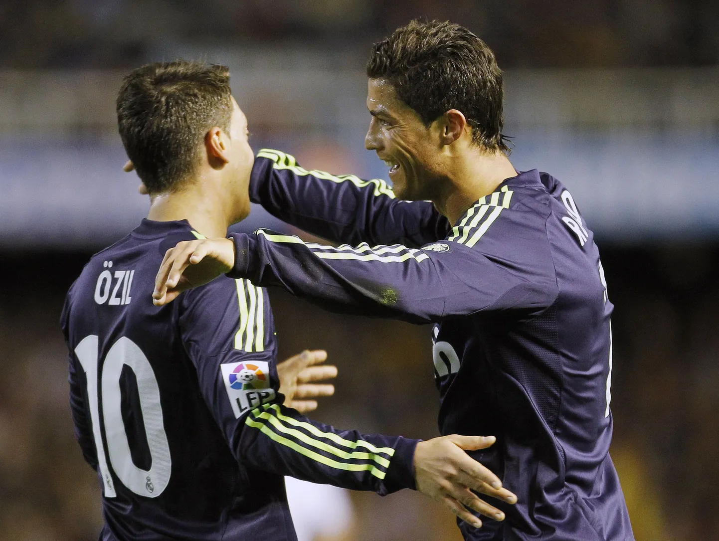 Cristiano Ronaldo ja Mesut Özil väravat tähistamas.