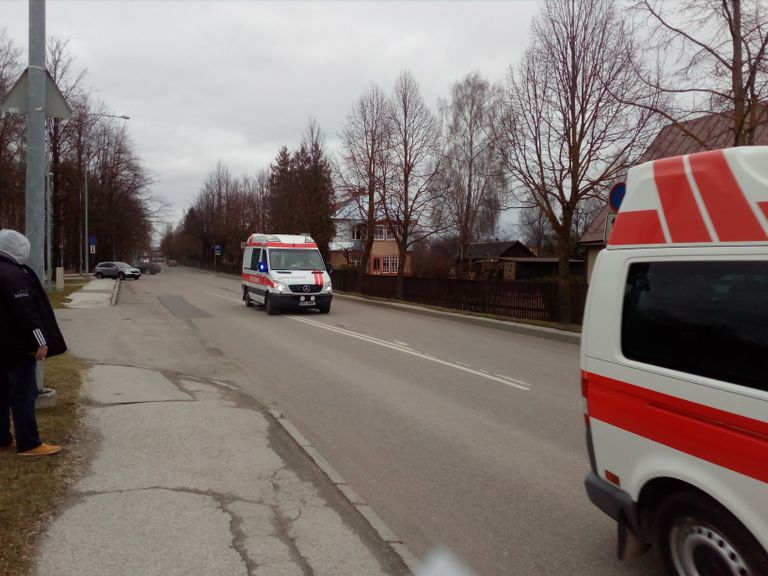 Скорая помощь доставила полицейских в Клинику Тартуского университета.