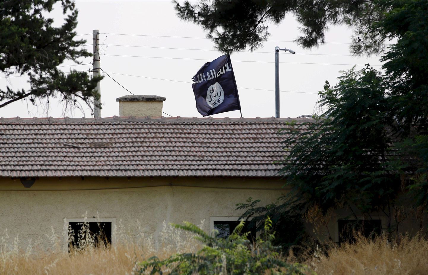 Nn Islamiriigi lipp Süüria-Türgi piiril Jarablusis.
