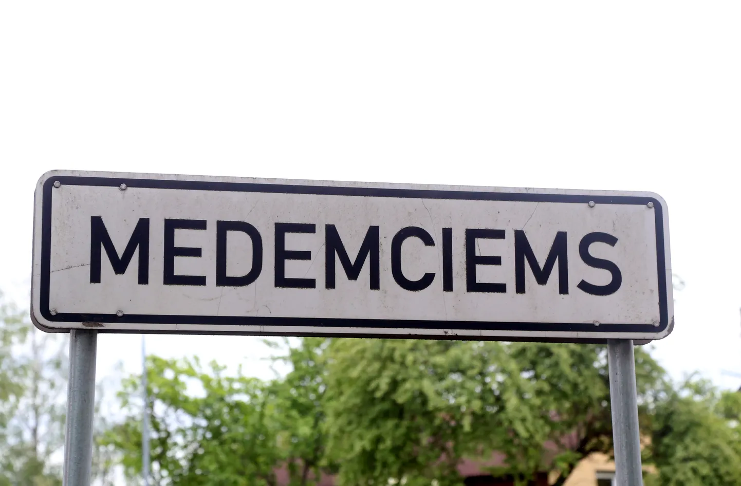 Apdzīvotas vietas zīme pie Medemciema.