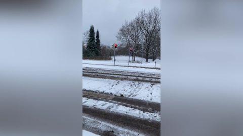 VIDEOREPORTAAŽ ⟩ Teeolud Helsingis: lund sajab küll kogu aeg juurde, aga pole mingit lumes sumpamist