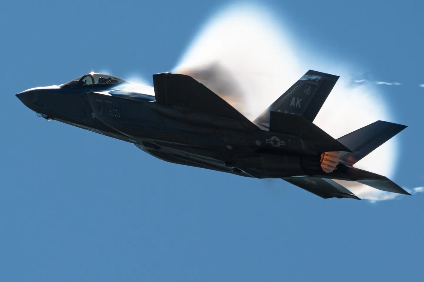 USA õhuväe F-35 hävitaja demonstratsioonlennul Alaskal Eielsoni õhuväebaasis.