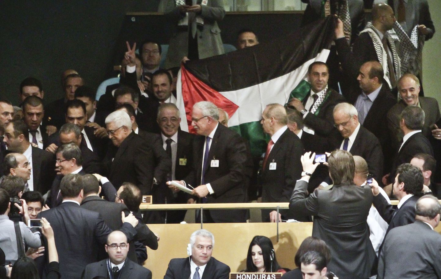 Palestiina lipp ja sõrmed võidumärgis - olukord eile New Yorgi peaassamblee istungil pärast Palestiina staatuse tõstmist, keskel Palestiina president Mahmoud Abbas.