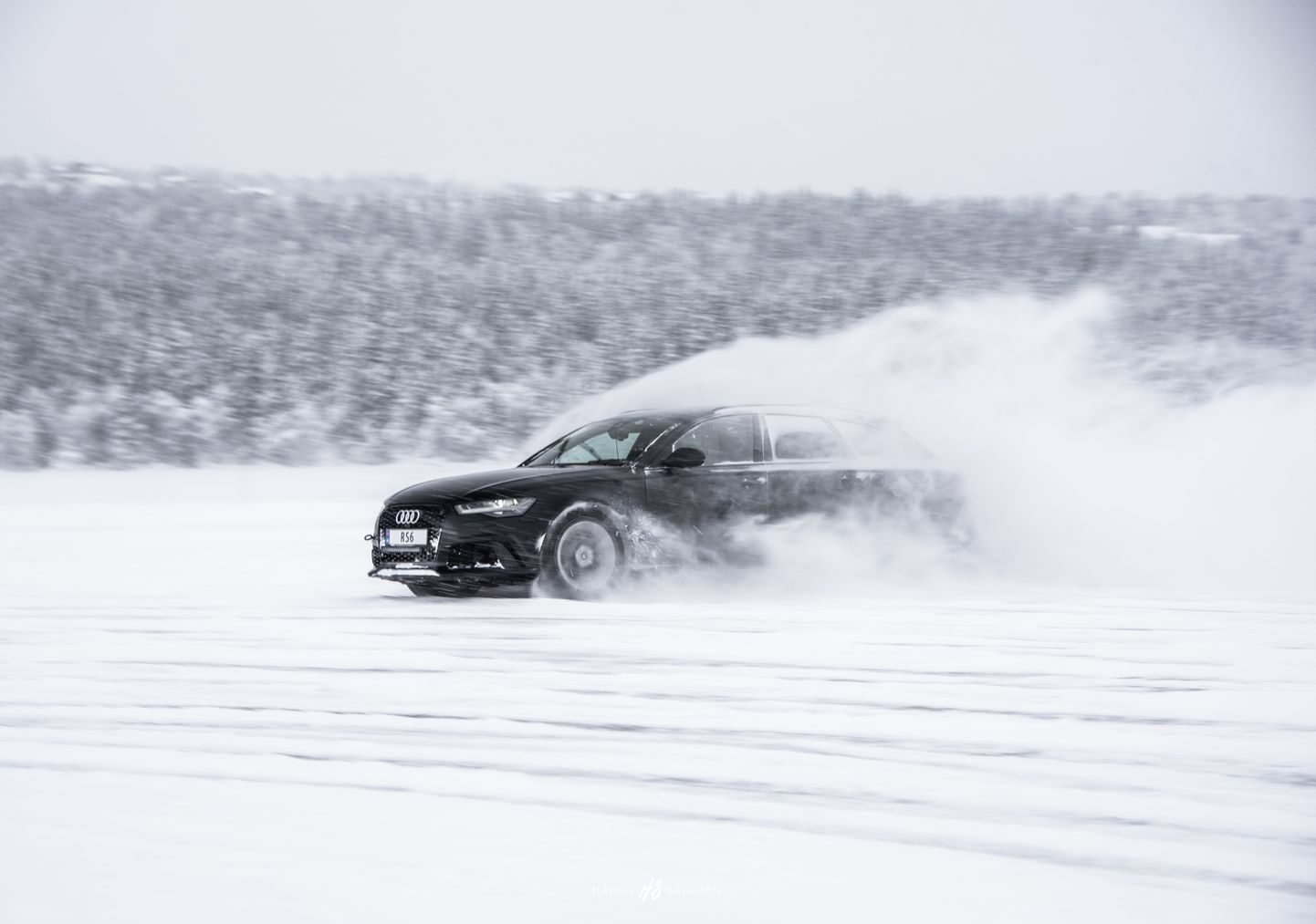 Audi automašīna uz aizsaluša ezera ziemā