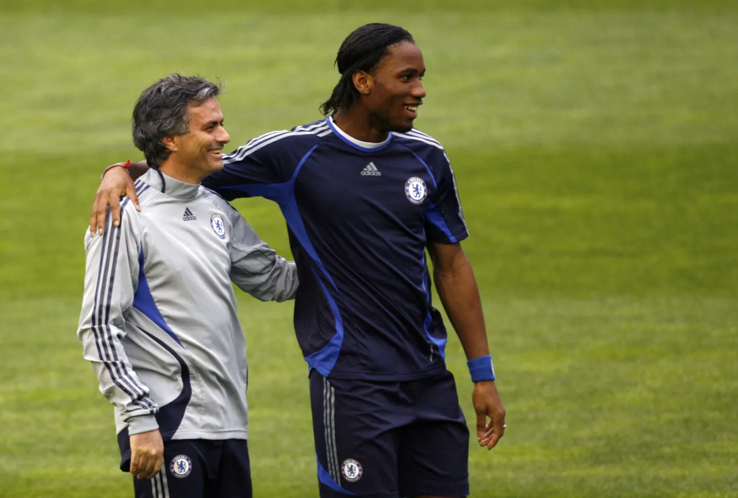 Pilt aastast 2007, kui Jose Mourinho (vasakul) ja Didier Drogba olid mõlemad Londoni Chelseas.