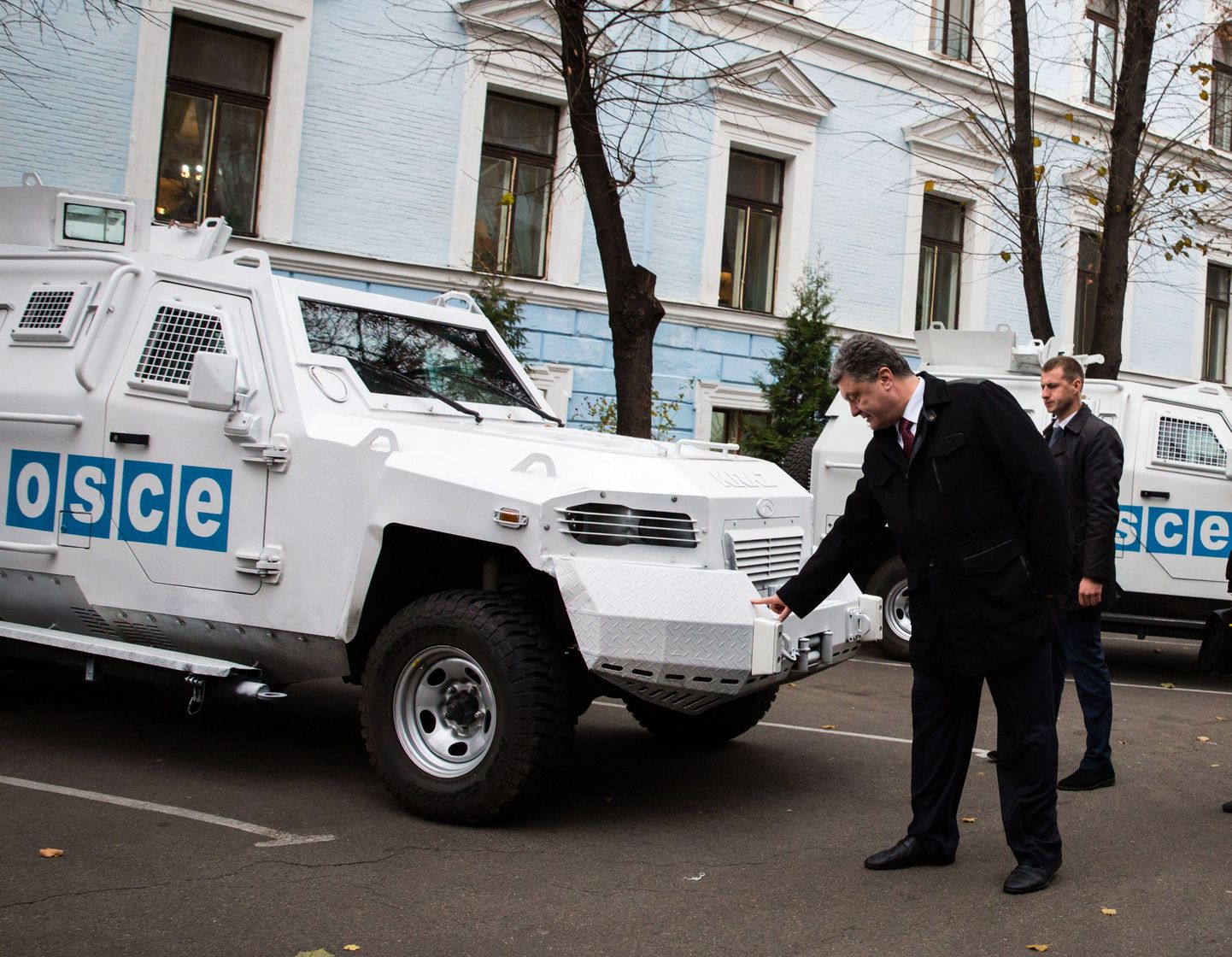 Ukraina president Petro Porošenko inspekteerimas OSCE vaatlusmissiooni masinaid.