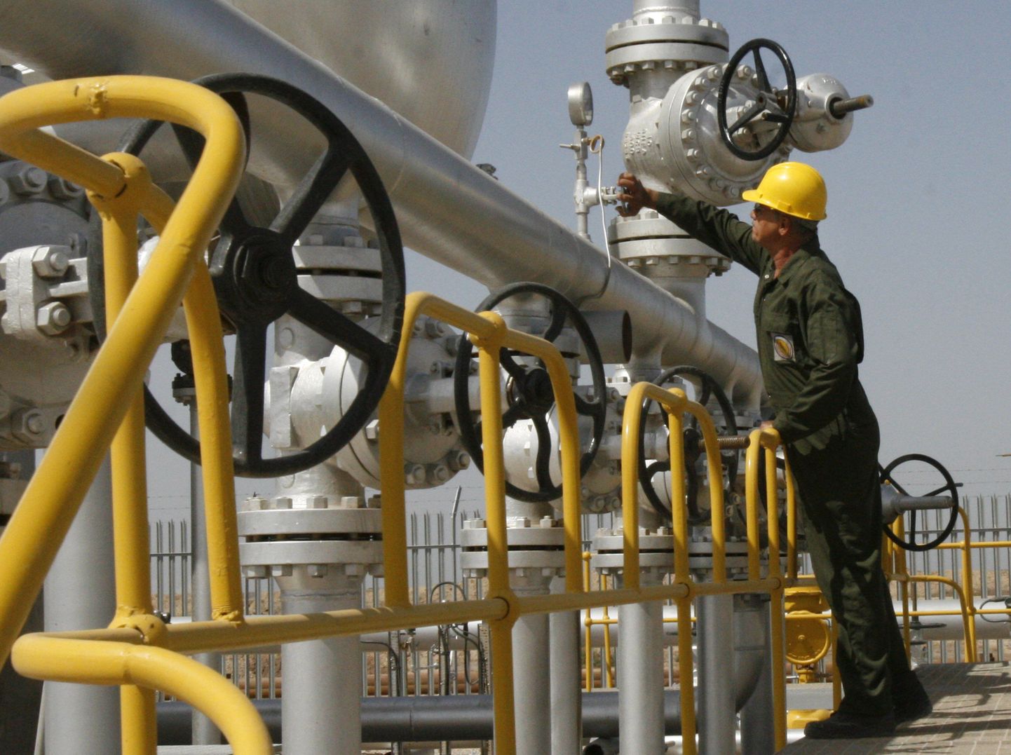 Tehnik kontrollib ventiile nafta separeerimissõlmes Iraani Azadegani naftaväljal