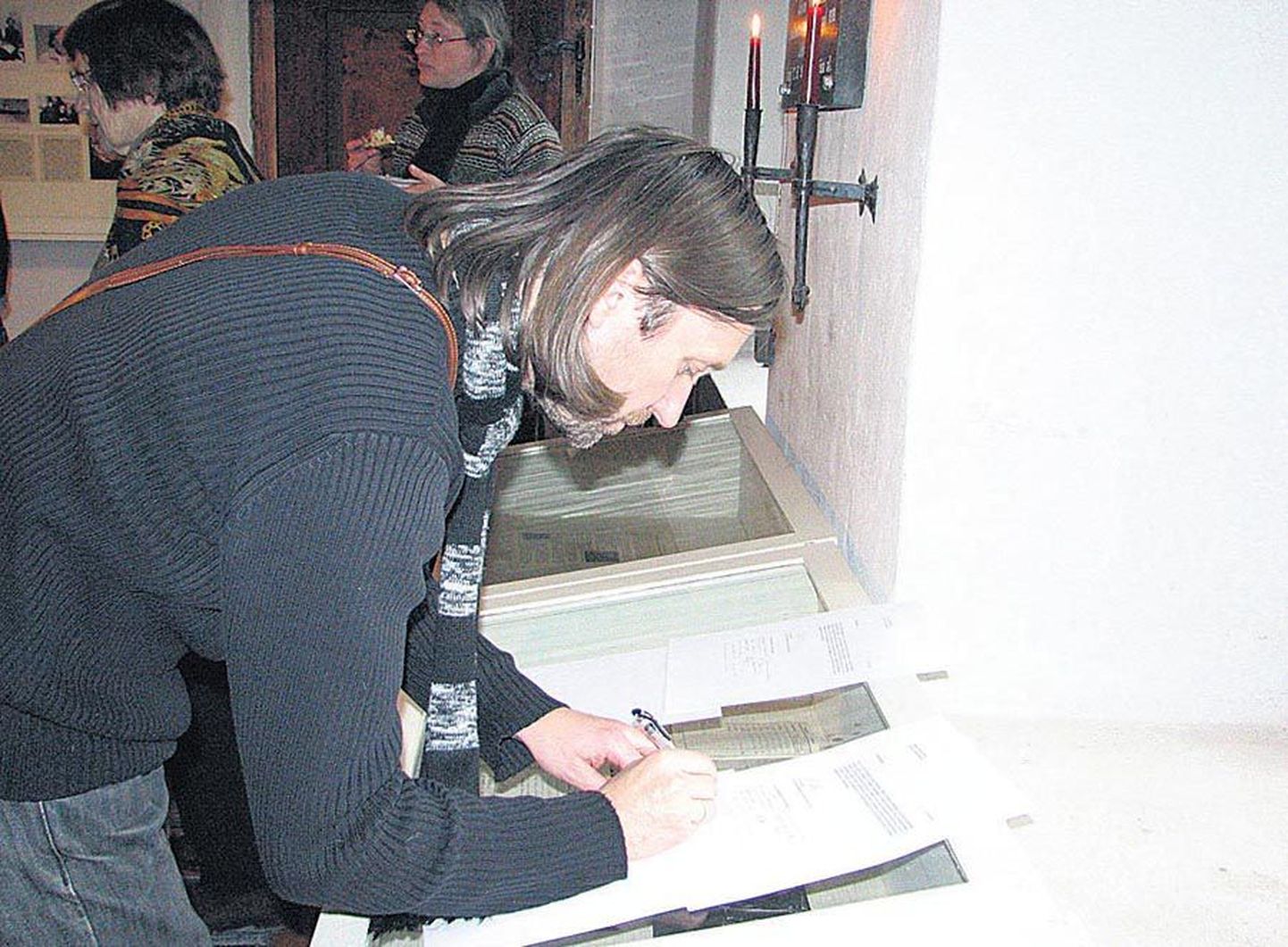 Leedu päritolu Eesti ehtekunstnik Adolfas Šaulys annab allkirja Viljandi kunstisaali kaitseks.