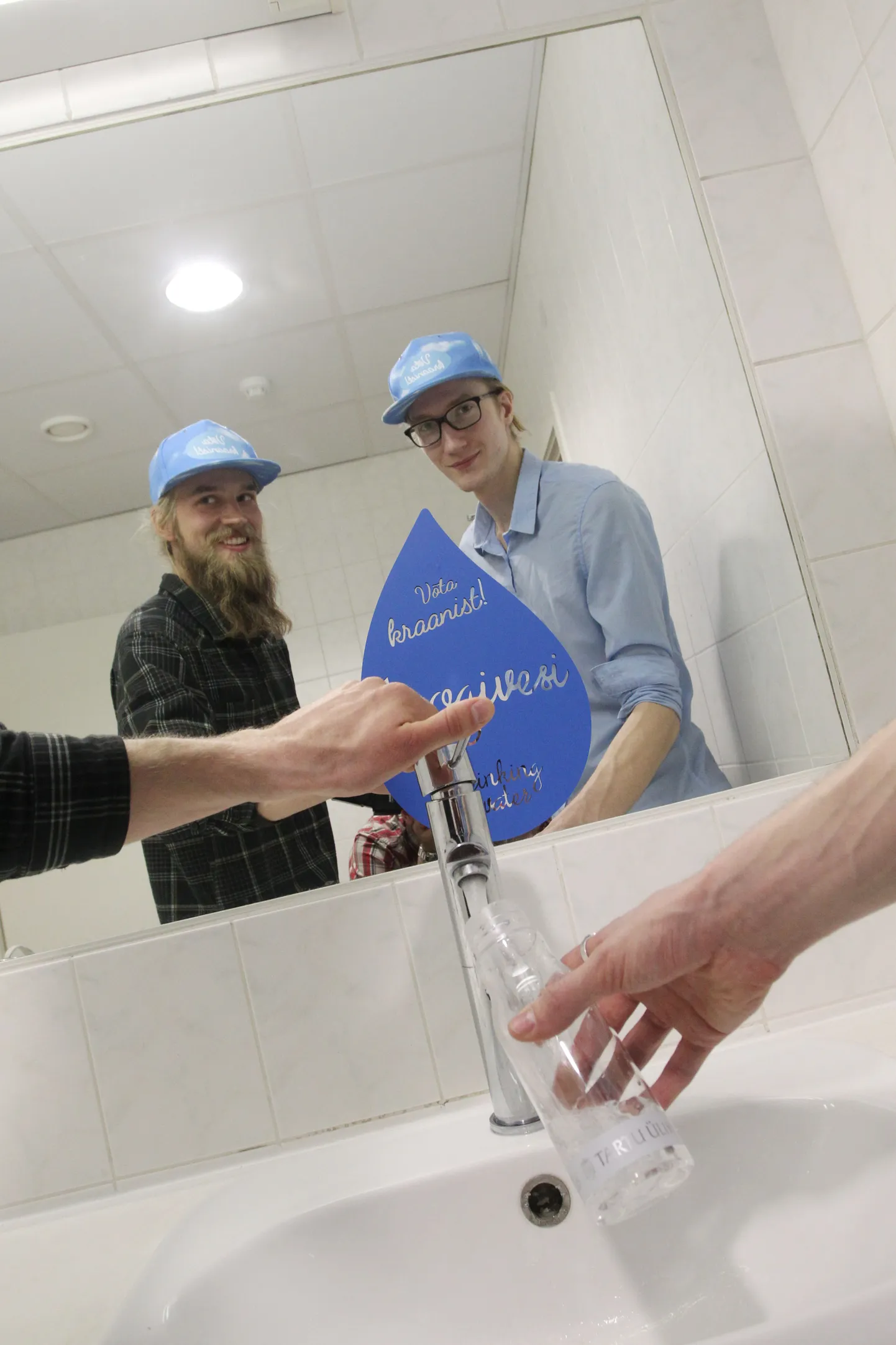 Materjaliteaduse tudeng Artur Pata ja informaatika eriala üliõpilane Kristjan-Julius Laak on paigaldanud Tartu ülikooli raamatukogusse neli kraani.