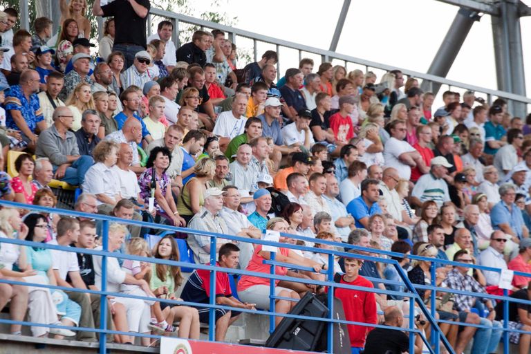 3. august 2010 oli teisipäev, aga kuulsad nimed ja imeline atmosfäär olid toonud Rakvere staadioni pilgeni rahvast täis.