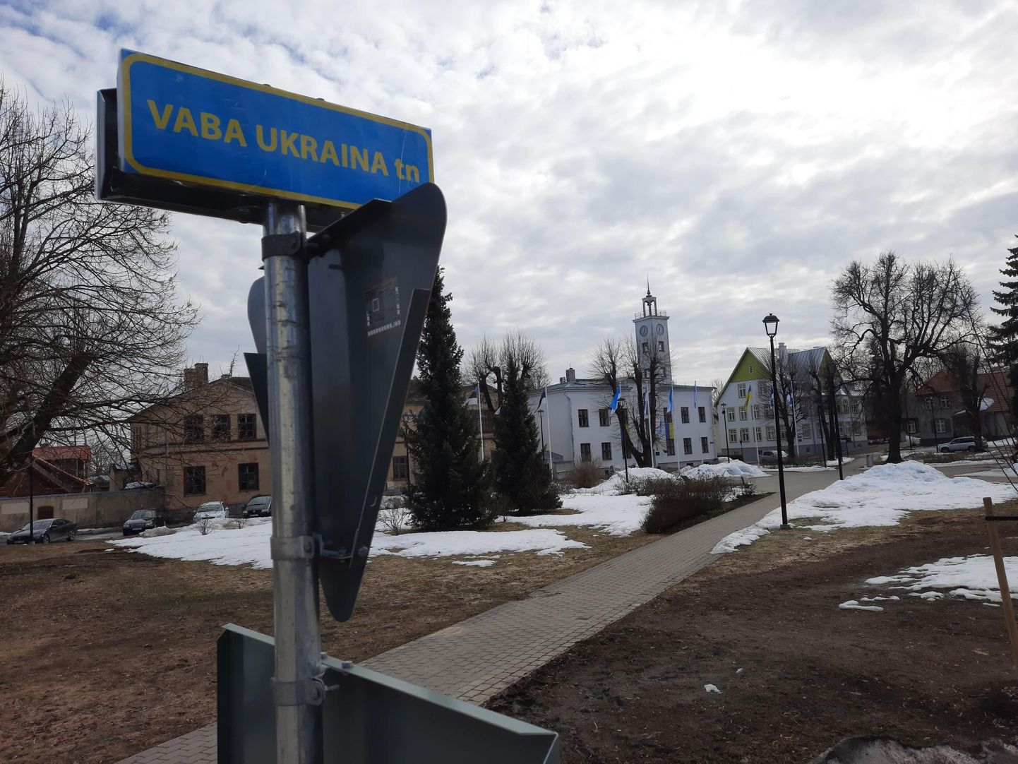 Raekojaesise pargi äärde tekkis silt, mis annab teada, et seal on Vaba Ukraina tänava. Ametlikult sellist tänavat Viljandis siiski ei ole.