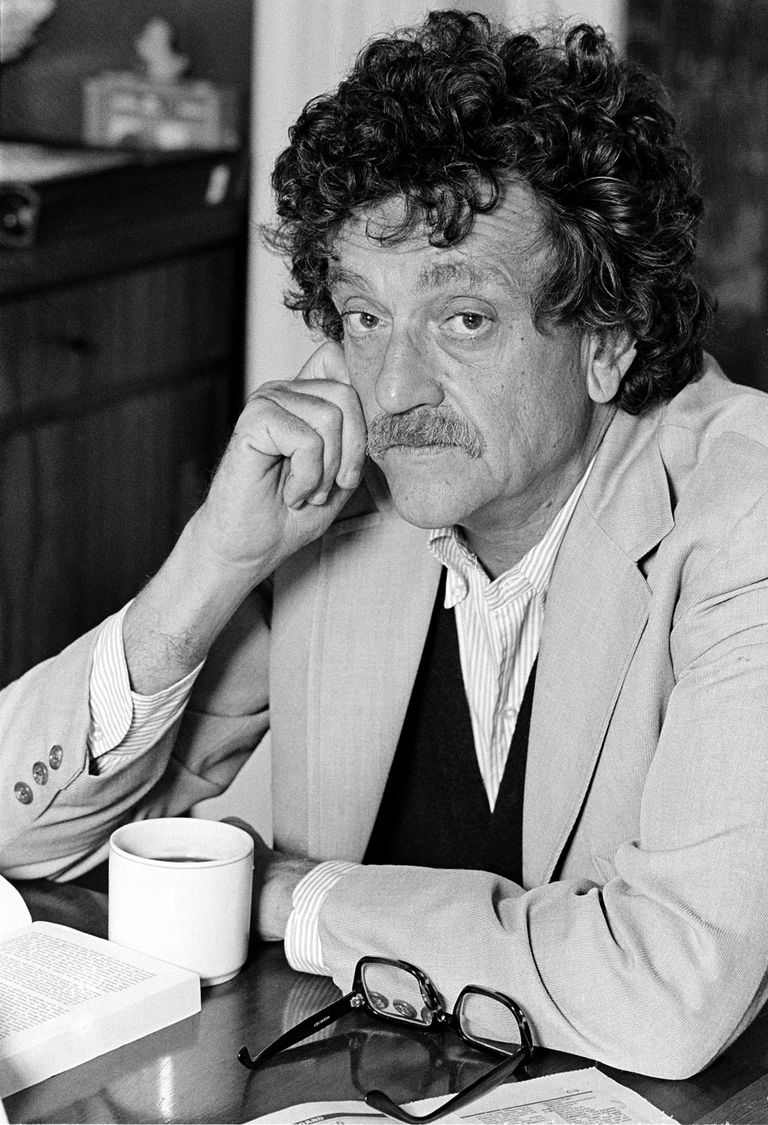 USA kirjanik Kurt Vonnegut 1979. aastal. Ta oli sõjavangina Dresdenis, kui liitlased seda 1945. aasta veebruaris pommitasid ning ta kirjutas sellest romaani «Tapamaja, korpus 5 ehk Laste ristisõda»