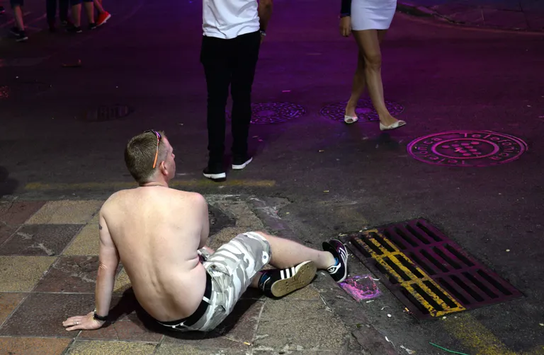 Joobes turist Mallorcal Magalufis