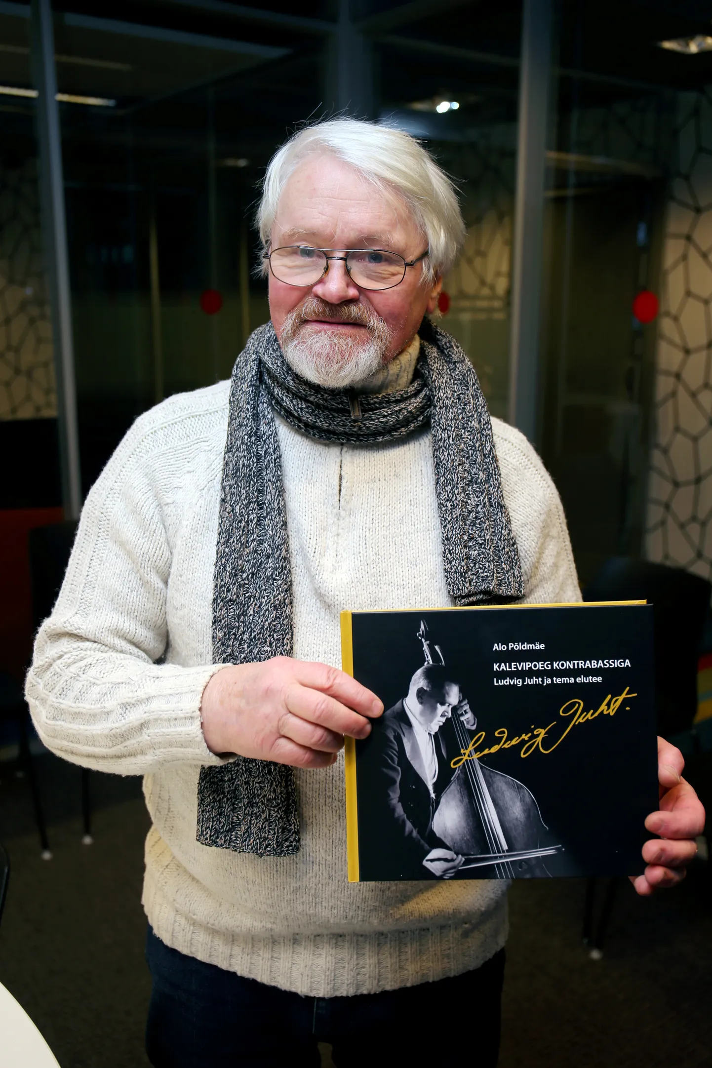 Pildil muusikateadlane Alo Põldmäe raamatuga "Kalevipoeg kontrabassiga. Ludvig Juht ja tema elutee".