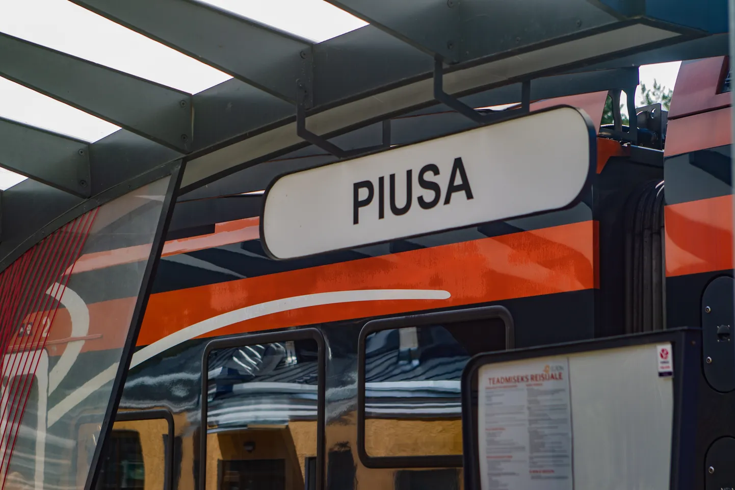 Piusa peatuse silt.