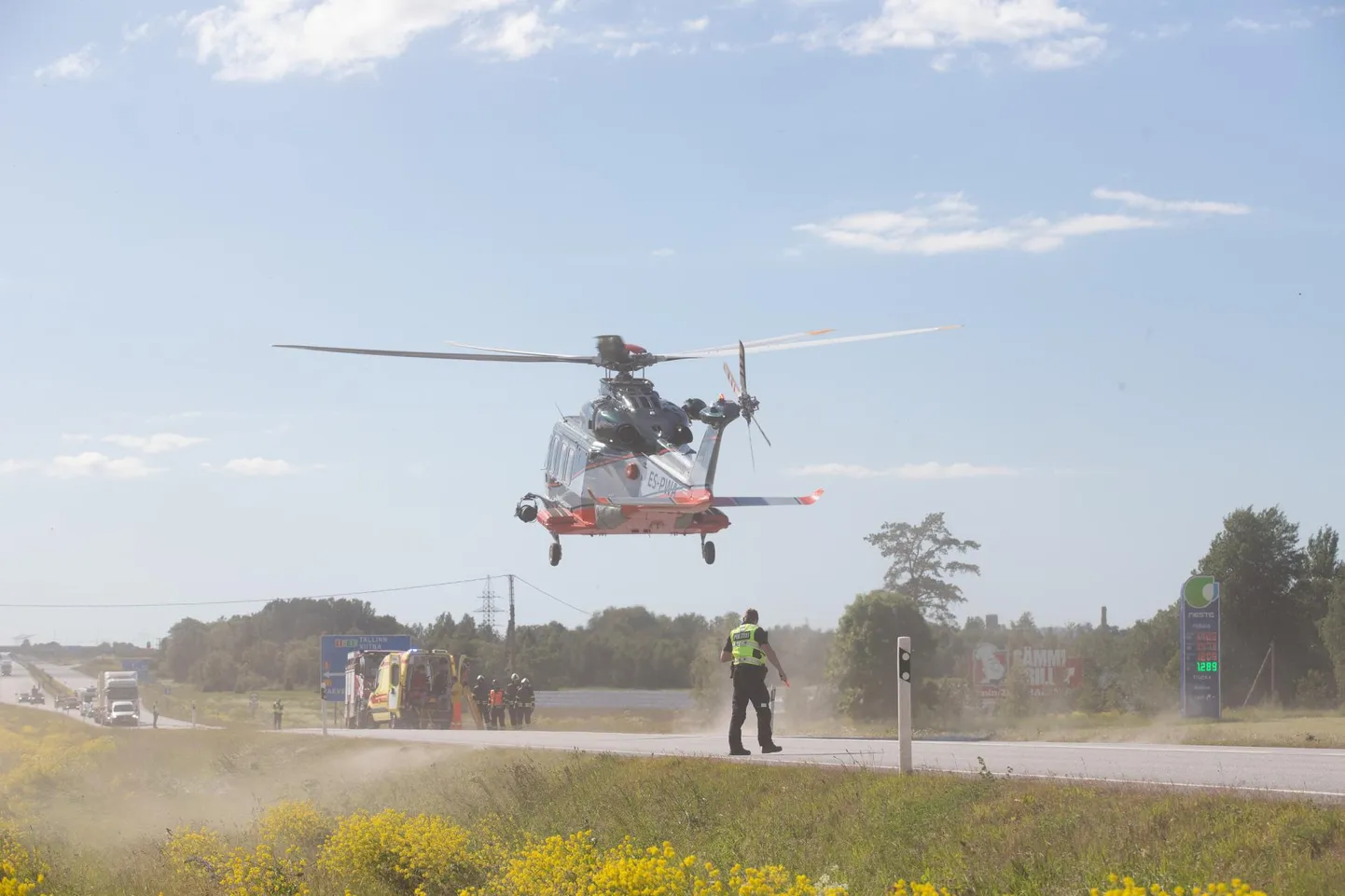 Politseiameti päästekopter õnnetuspaigal Virumaal Haljala lähistel. Kopteriga saab kõige kiiremini vigastatu haiglasse toimetada. Riigieelarve kärbete tõttu aga ei saa kopter öösiti 15-minutilise etteteatamisajaga välja lennata.